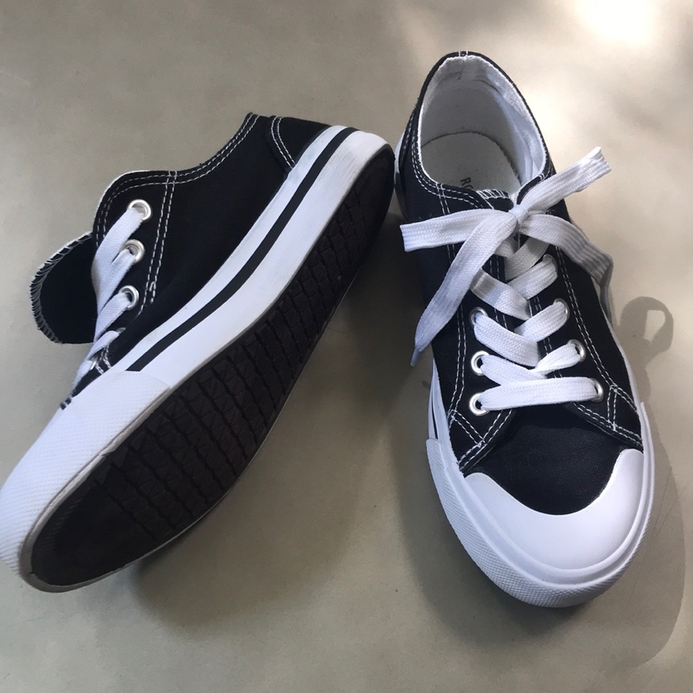 Low-top sneakers